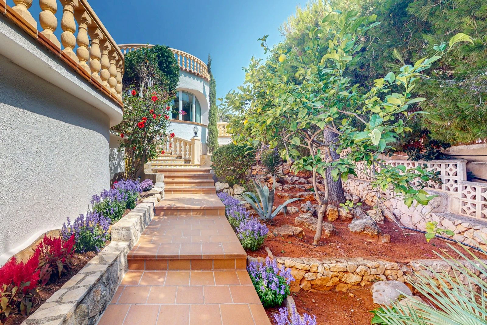 Villa tradicional con vistas al mar y mucha privacidad en venta en Jávea