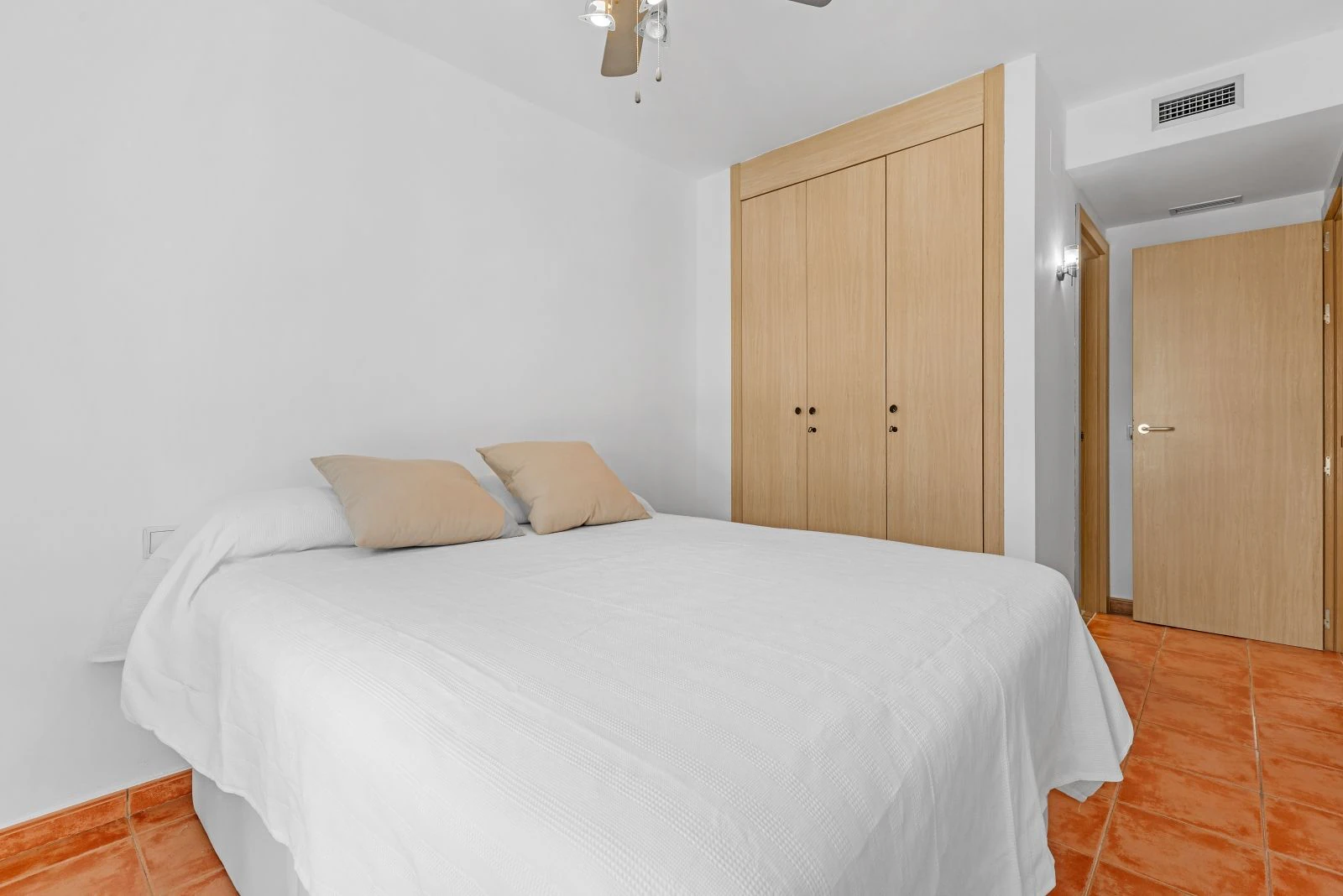 Exclusivo ático con gran terraza privada cerca de la playa y servicios en Jávea