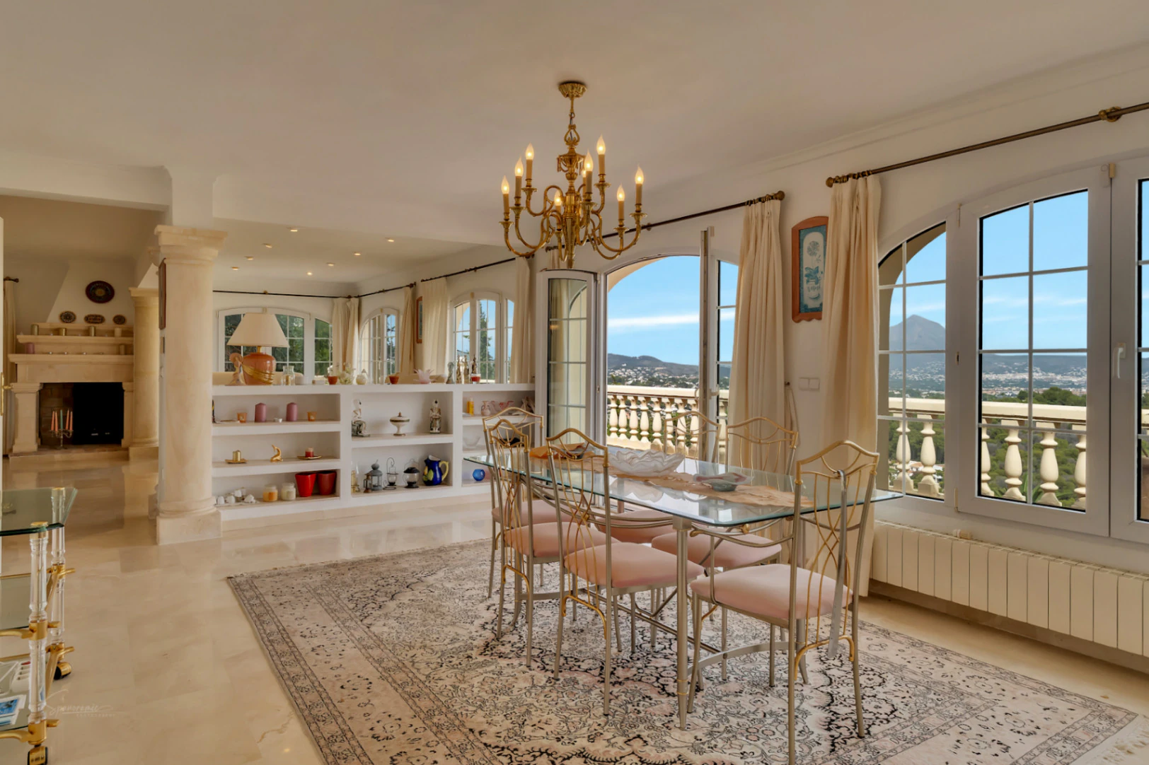 VILLA UBICADA EN UNA TRANQUILA ZONA CON INCREIBLES VISTAS PANORAMICAS