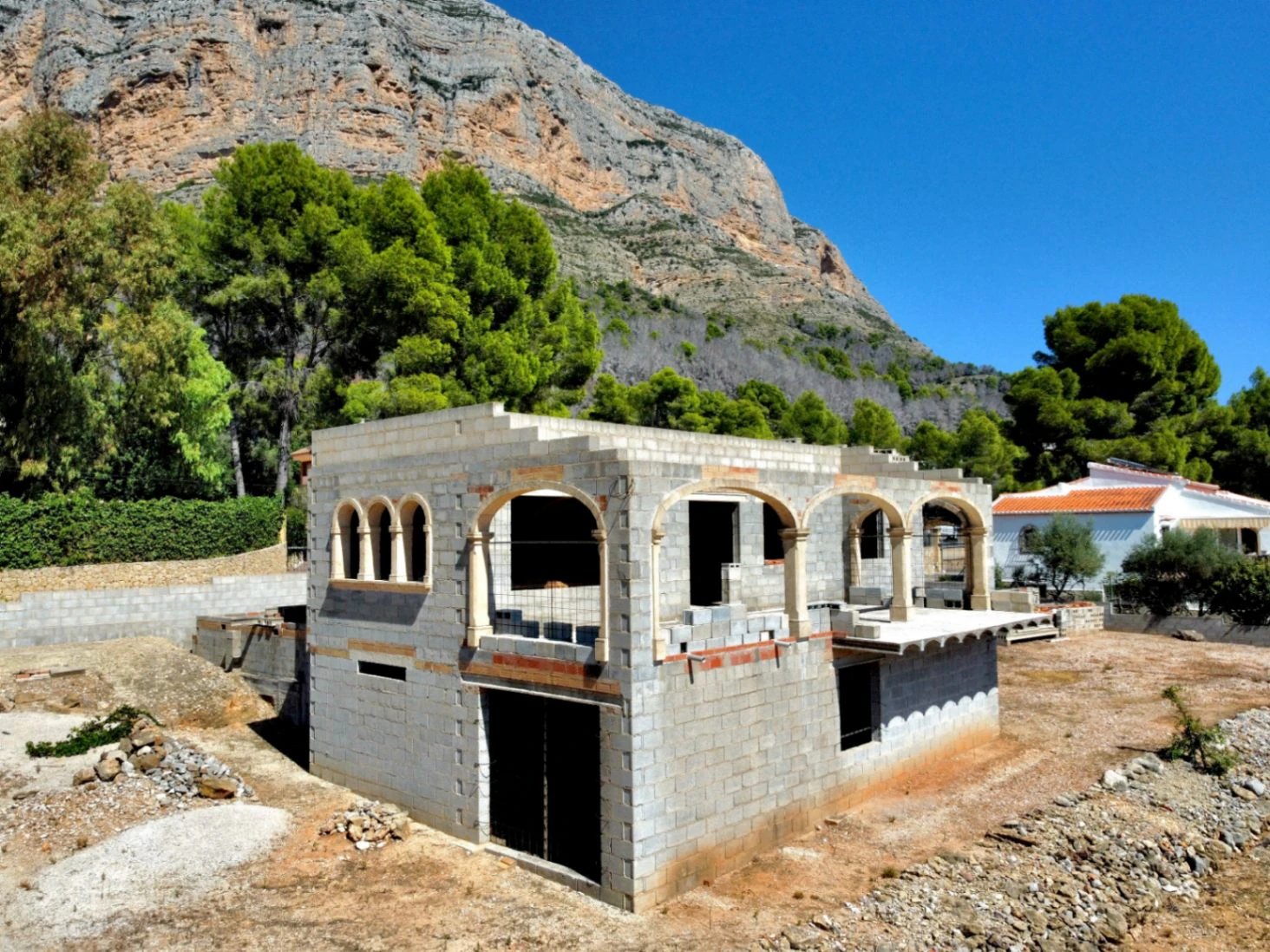 4782 - Propiedad con gran parcela, con una construcción para finalizar, en una demandada zona de Jávea