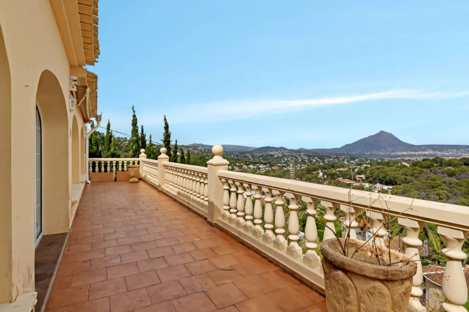 VILLA UBICADA EN UNA TRANQUILA ZONA CON INCREIBLES VISTAS PANORAMICAS