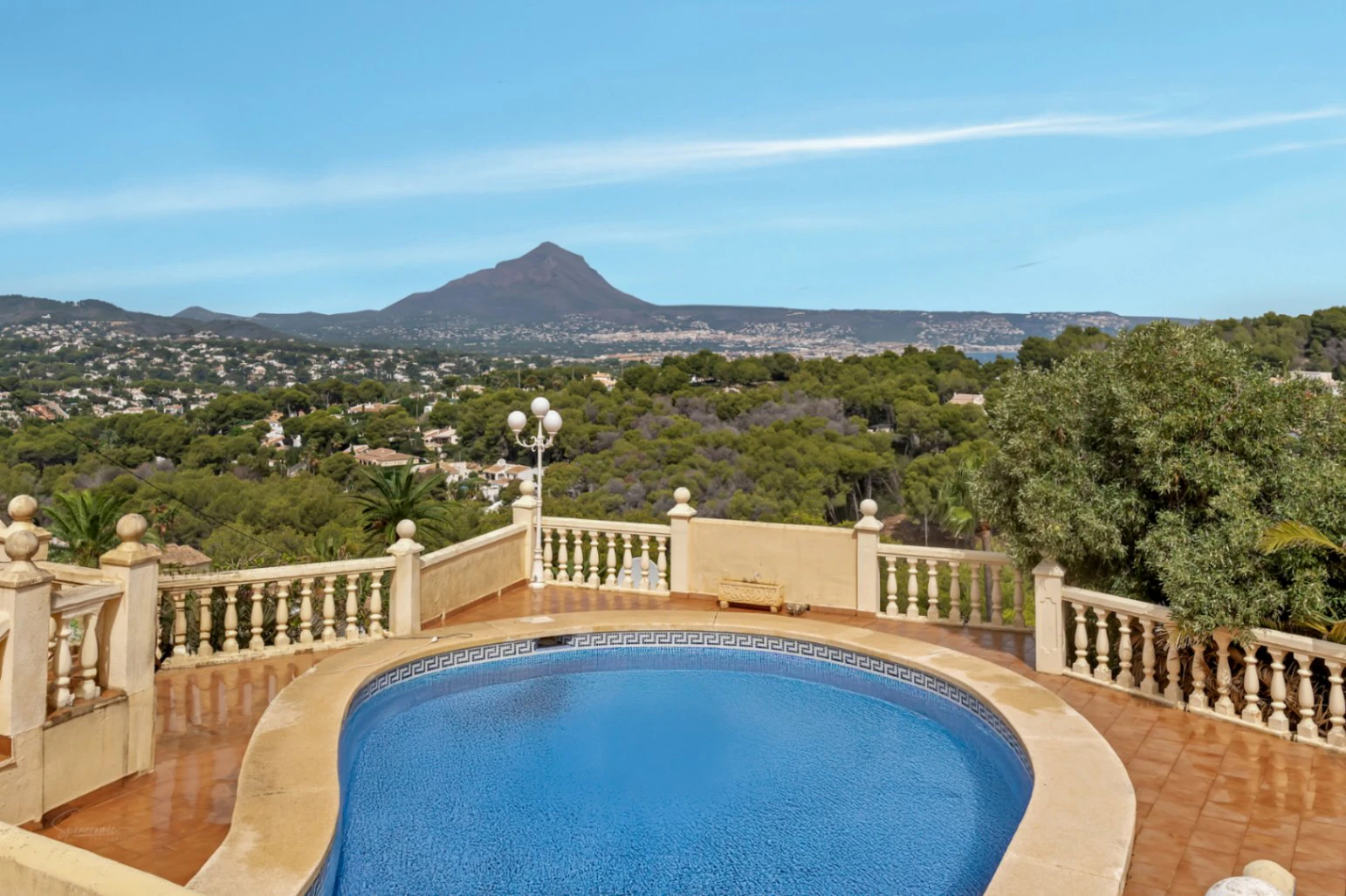 VILLA UBICADA EN UNA TRANQUILA ZONA CON INCREIBLES VISTAS PANORAMICAS