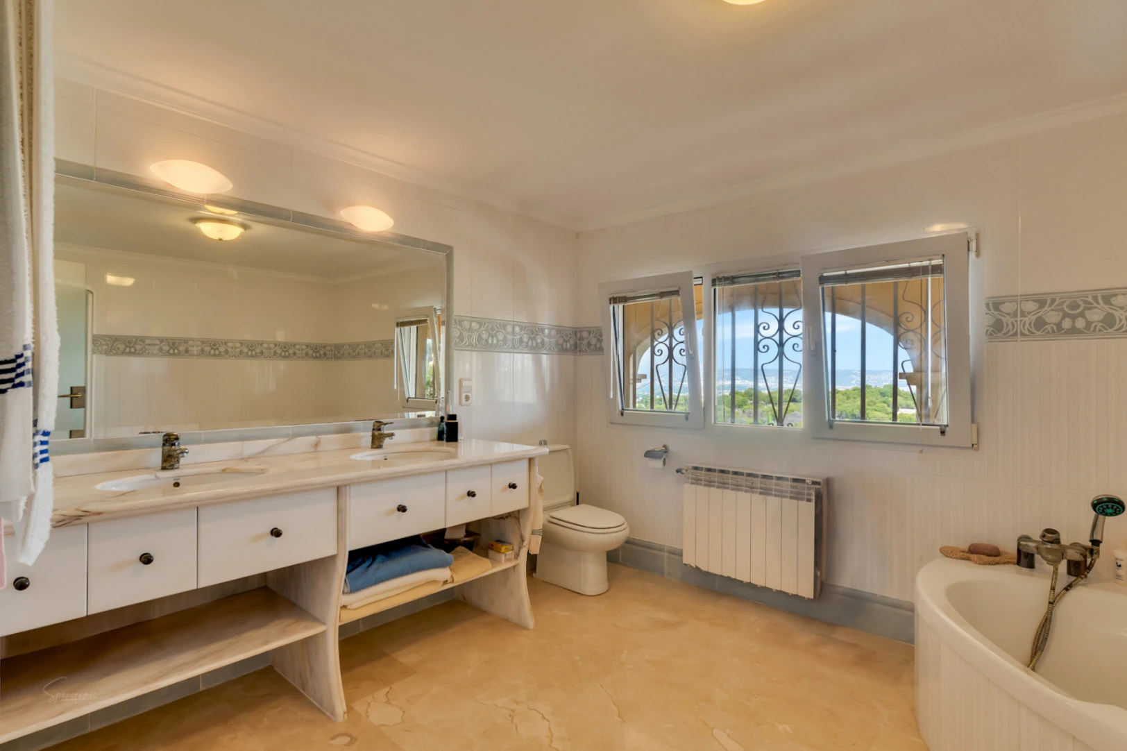 VILLA UBICADA EN UNA TRANQUILA ZONA CON INCREIBLES VISTAS PANORAMICAS