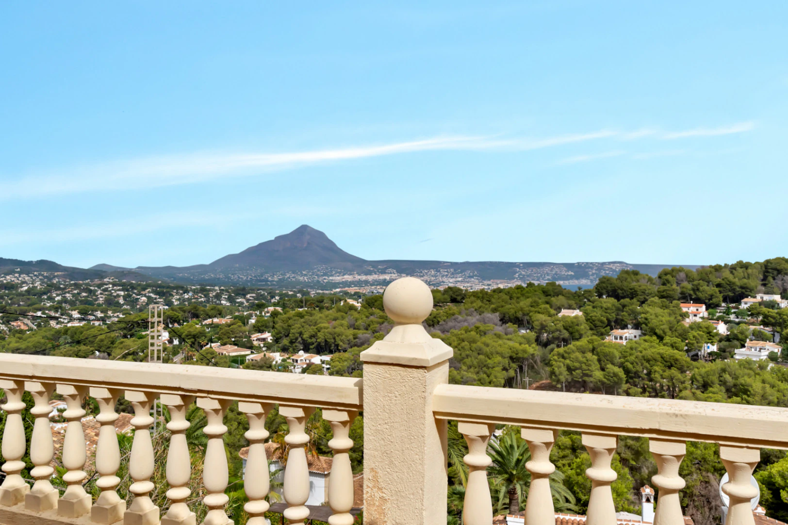 VILLA UBICADA EN UNA TRANQUILA ZONA CON INCREIBLES VISTAS PANORAMICAS