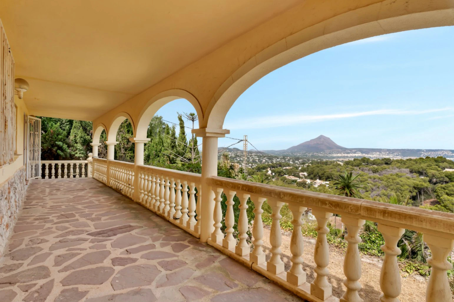 VILLA UBICADA EN UNA TRANQUILA ZONA CON INCREIBLES VISTAS PANORAMICAS