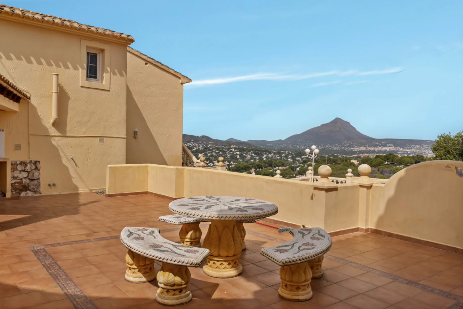 VILLA UBICADA EN UNA TRANQUILA ZONA CON INCREIBLES VISTAS PANORAMICAS