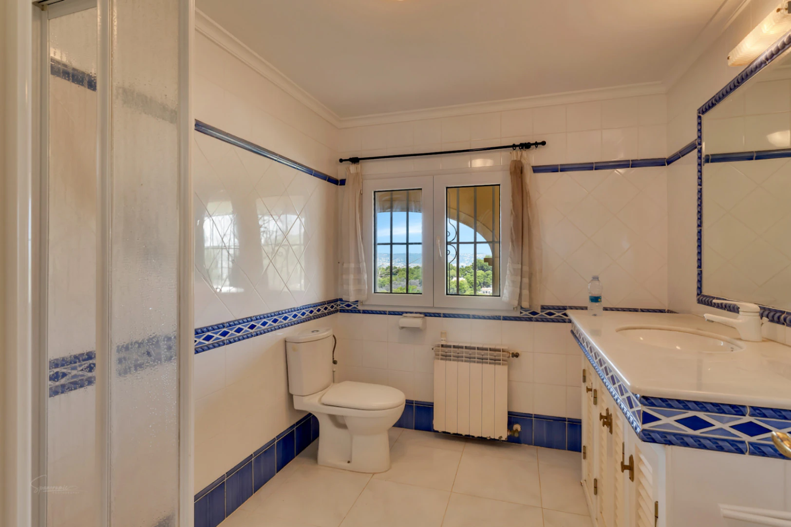 VILLA UBICADA EN UNA TRANQUILA ZONA CON INCREIBLES VISTAS PANORAMICAS