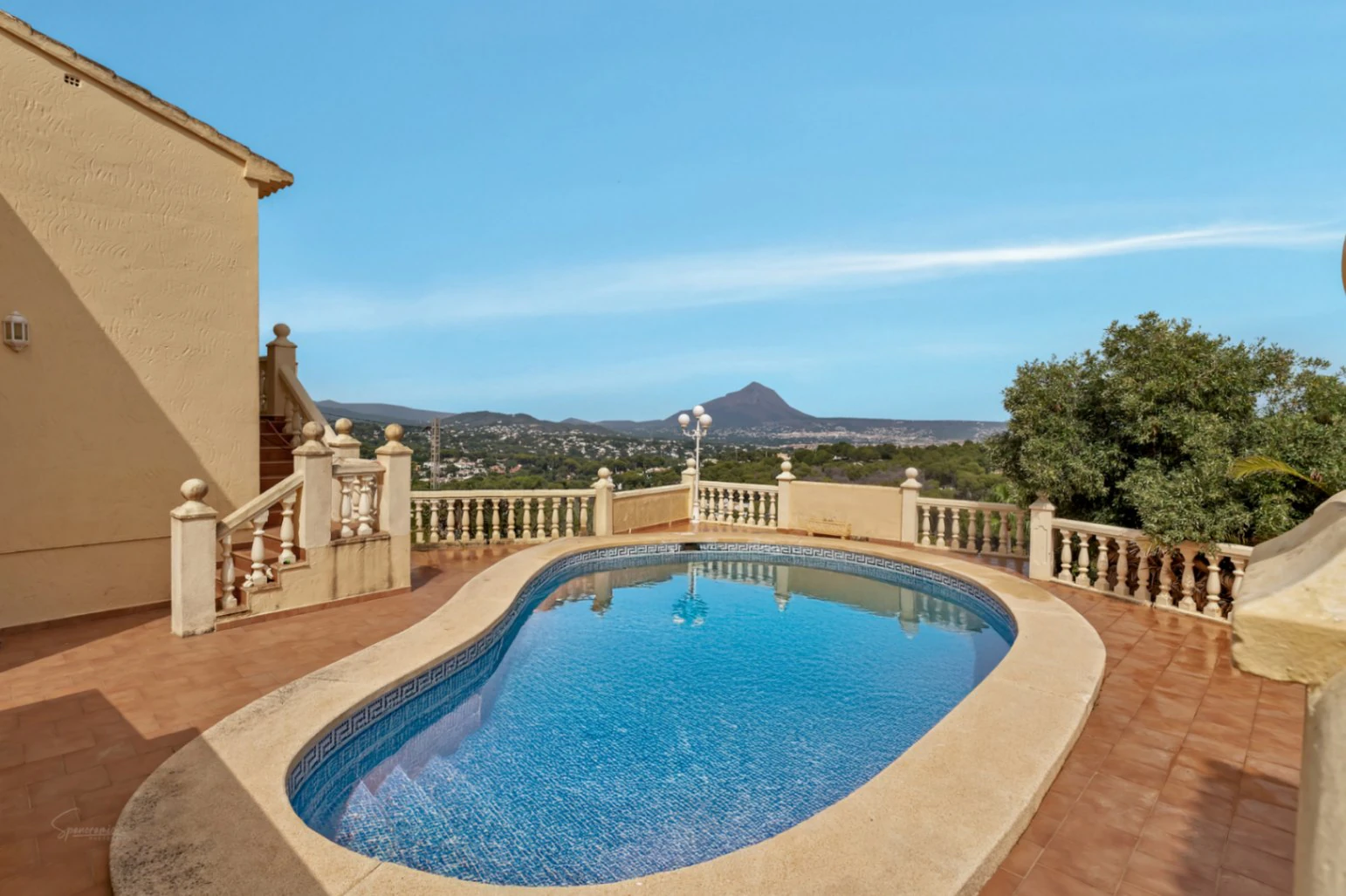 VILLA UBICADA EN UNA TRANQUILA ZONA CON INCREIBLES VISTAS PANORAMICAS
