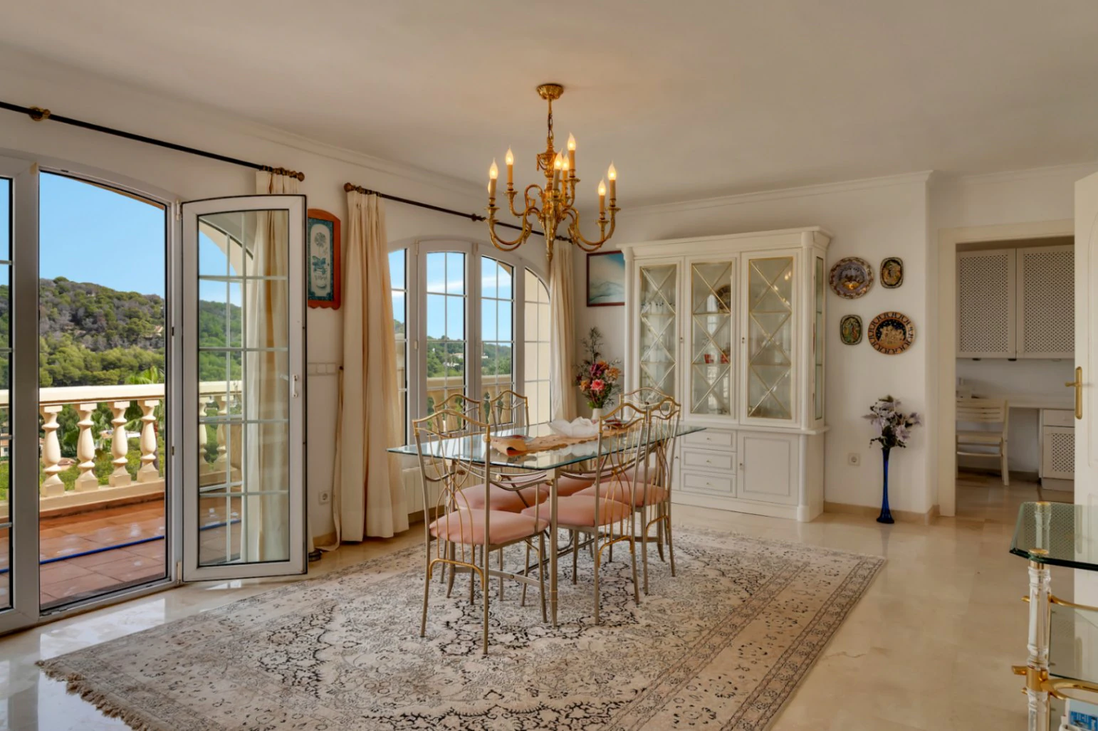 VILLA UBICADA EN UNA TRANQUILA ZONA CON INCREIBLES VISTAS PANORAMICAS