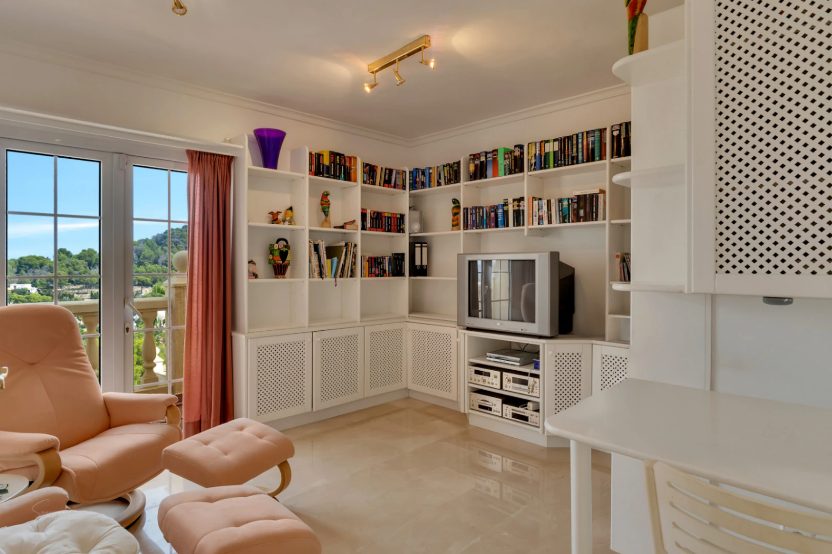 VILLA UBICADA EN UNA TRANQUILA ZONA CON INCREIBLES VISTAS PANORAMICAS