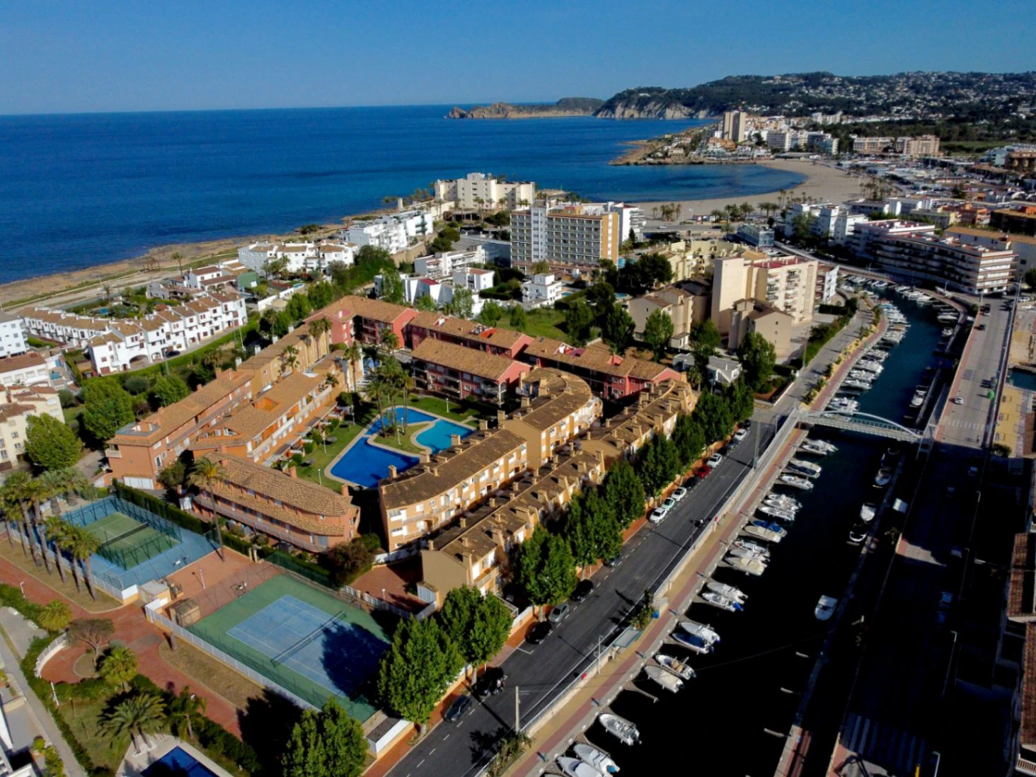 4859 - Apartamento reformado con piscina cerca del mar