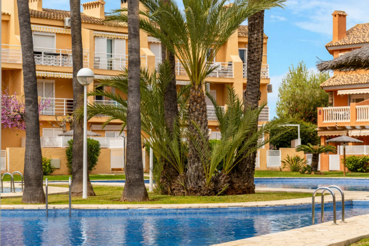 4859 - Apartamento reformado con piscina cerca del mar