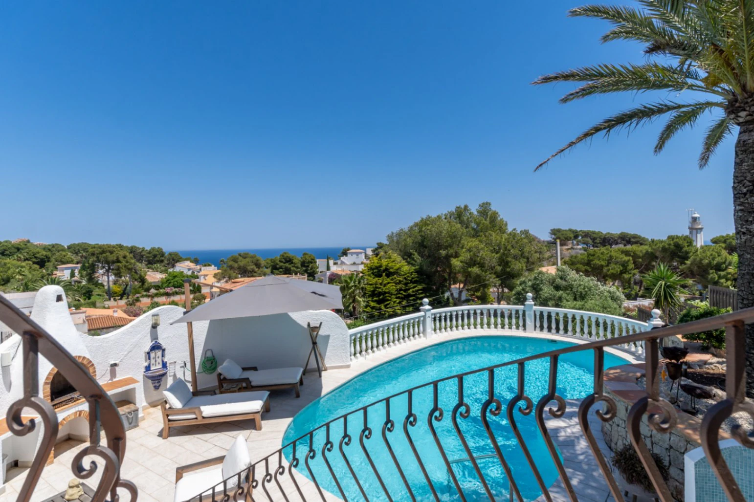 Propriété exclusive dans une zone calme avec vues panoramiques sur la mer.