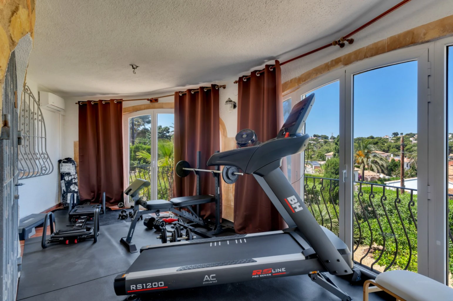 Propriété exclusive dans une zone calme avec vues panoramiques sur la mer.