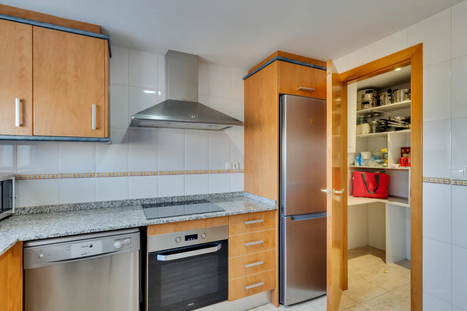 4776 - Apartamento espacioso de tres habitaciones muy cerca del mar