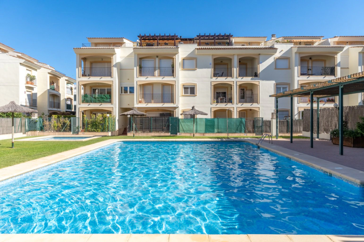 4837 - Apartamento de 5 habitaciones con gran jardin ubicado en una zona privilegiada de Jávea