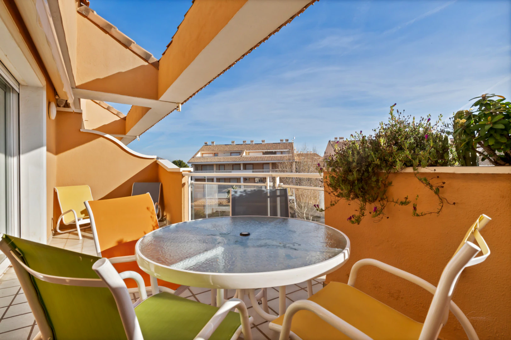 4776 - Apartamento espacioso de tres habitaciones muy cerca del mar