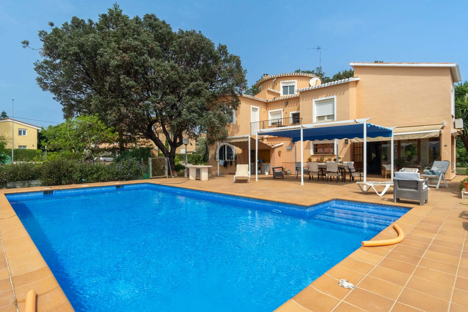 8290DEN - 8290DEN Chalet mediterraneo con piscina, gran terreno, a 550m de playa y cerca al centro, a la venta en Denia.