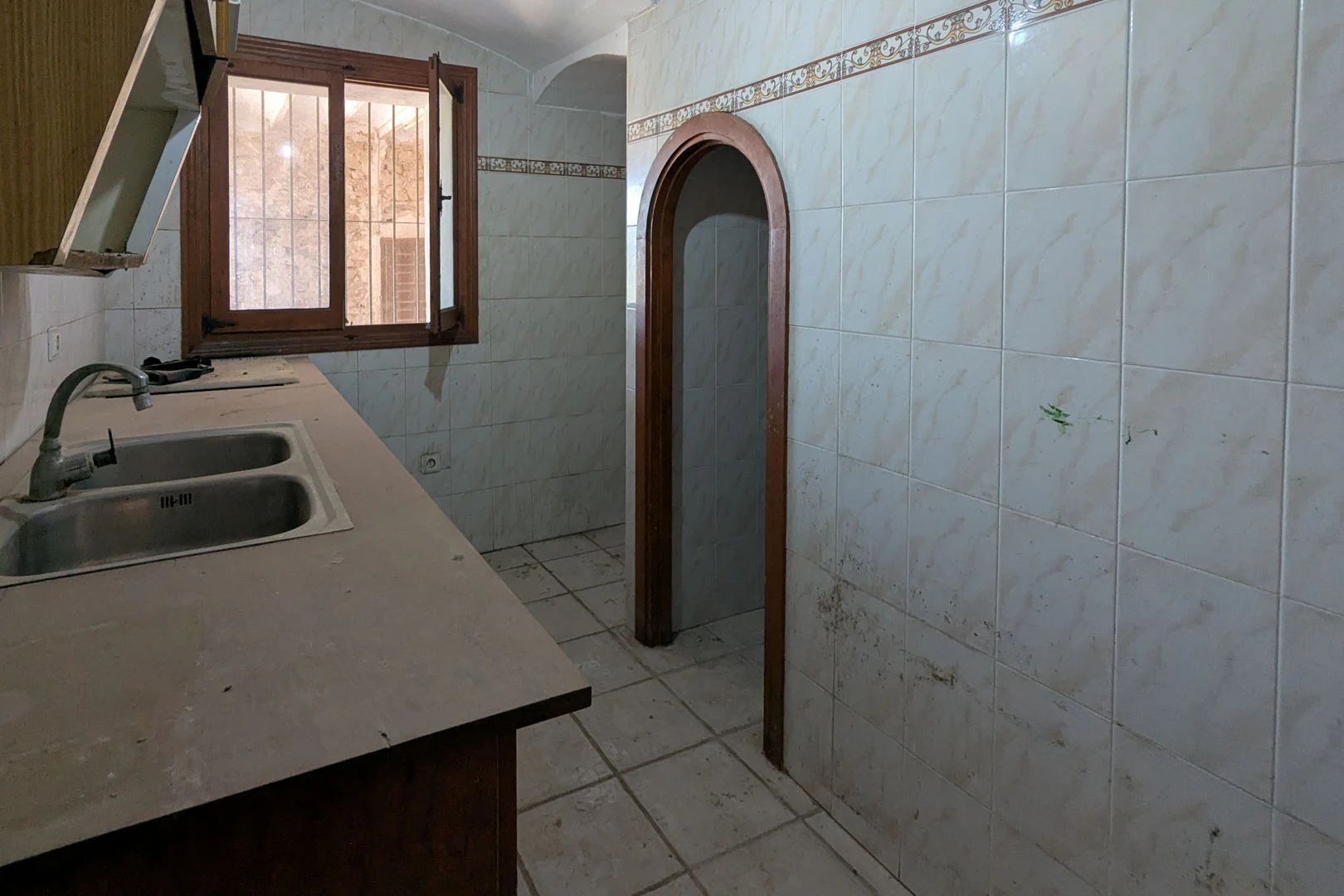 8307TEL - 8307TEL Rustieke halfvrijstaande woning, te renoveren, met groot perceel te koop in Teulada.