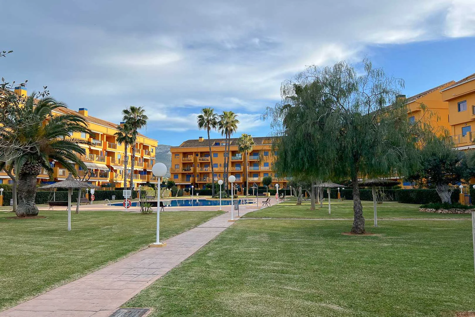 8269DEN - 8269DEN Dúplex ático con terraza y vistas parciales al mar a la venta en Las Marina, Denia.