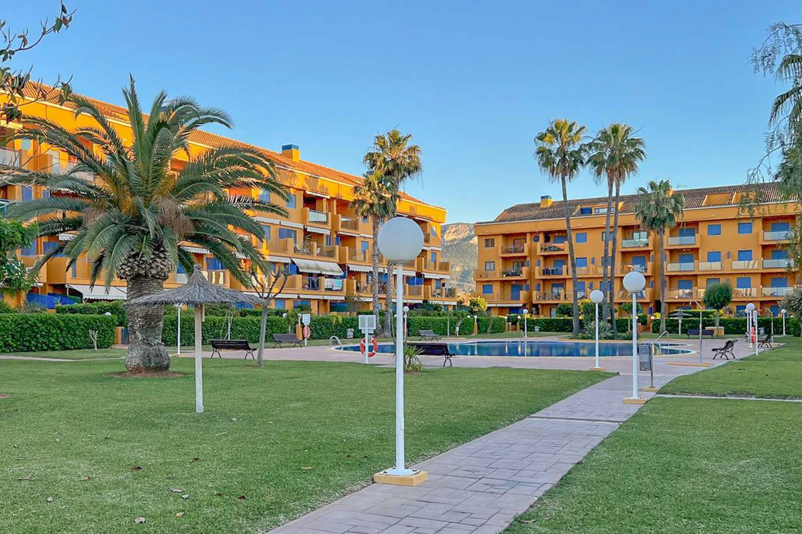 8269DEN - 8269DEN Dúplex ático con terraza y vistas parciales al mar a la venta en Las Marina, Denia.