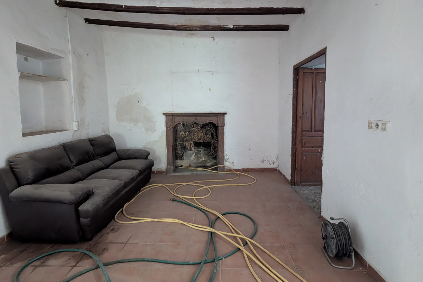 8307TEL - 8307TEL Rustieke halfvrijstaande woning, te renoveren, met groot perceel te koop in Teulada.