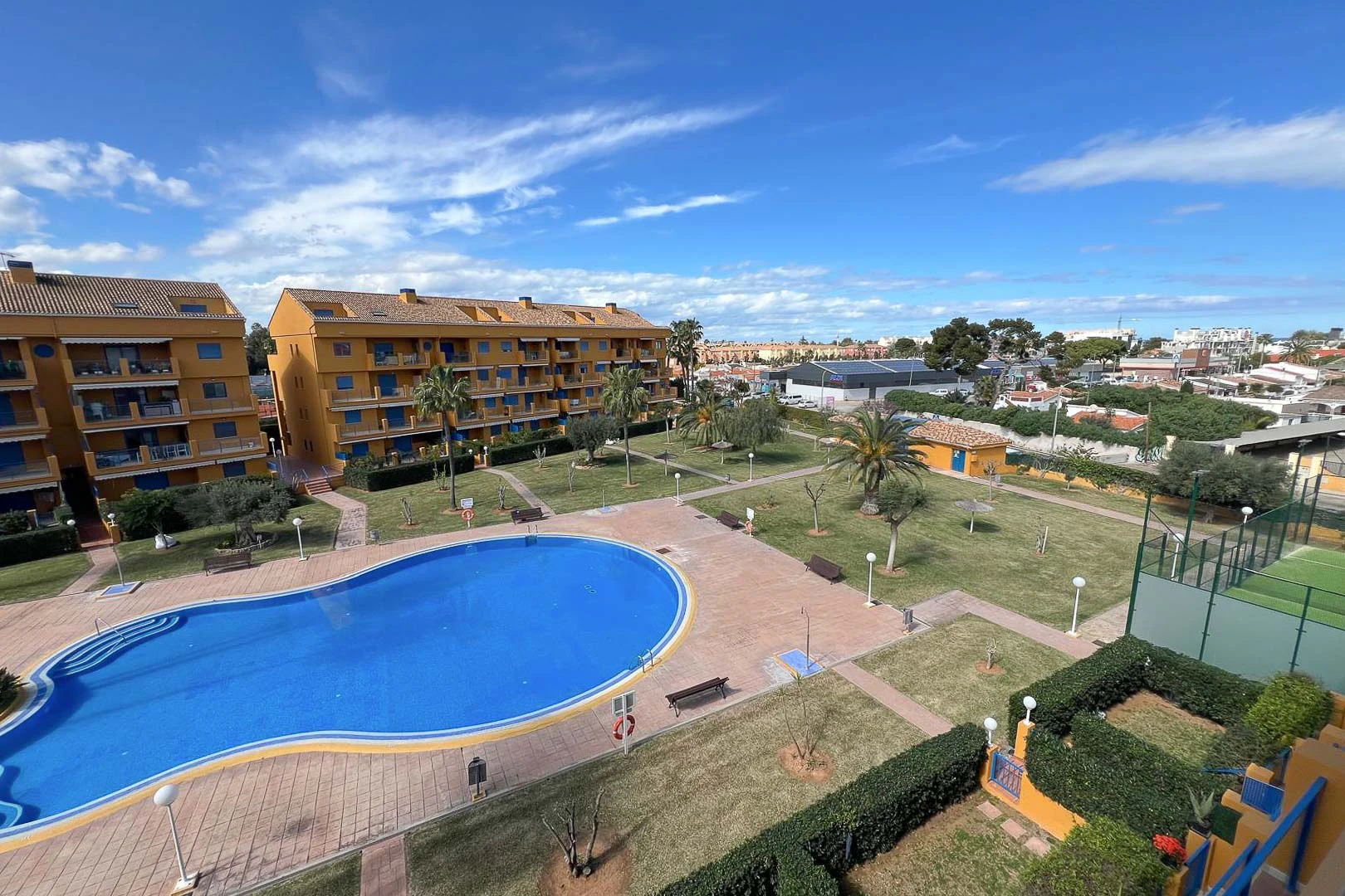 8269DEN - 8269DEN Dúplex ático con terraza y vistas parciales al mar a la venta en Las Marina, Denia.