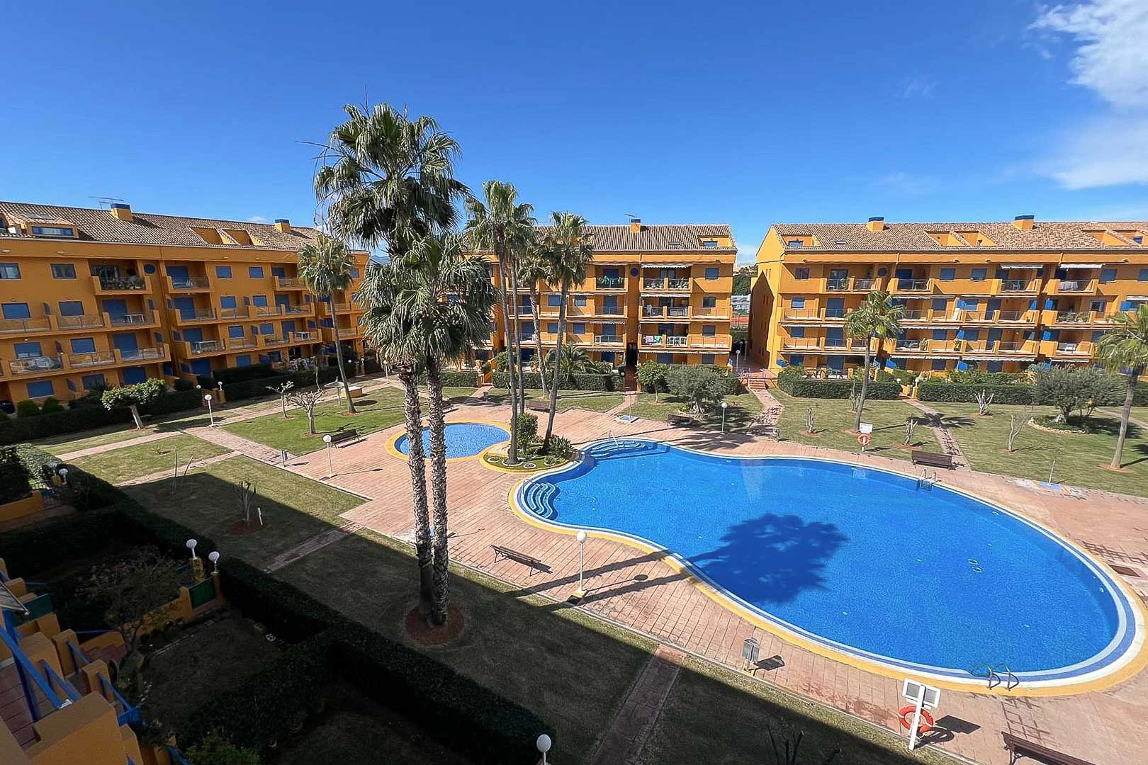 8269DEN - 8269DEN Dúplex ático con terraza y vistas parciales al mar a la venta en Las Marina, Denia.