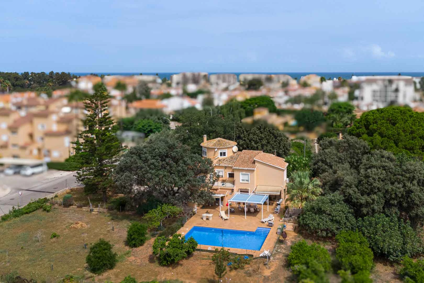 8290DEN - 8290DEN Chalet mediterraneo con piscina, gran terreno, a 550m de playa y cerca al centro, a la venta en Denia.
