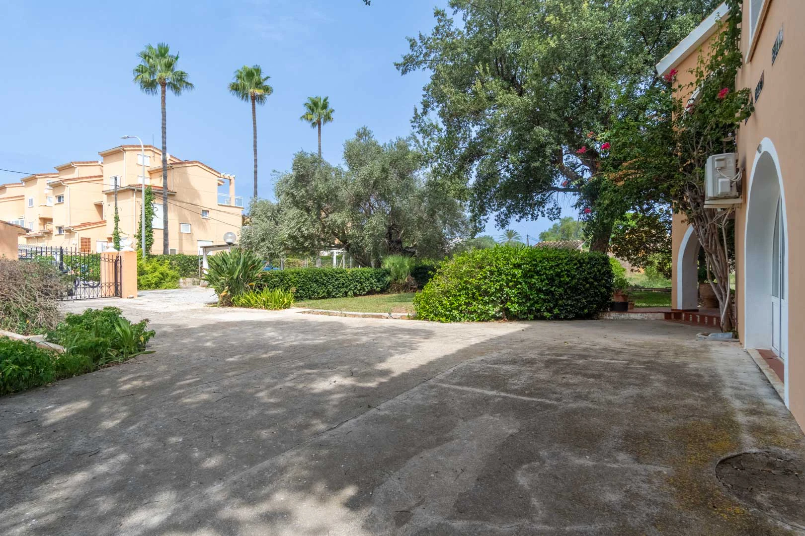 8290DEN - 8290DEN Chalet mediterraneo con piscina, gran terreno, a 550m de playa y cerca al centro, a la venta en Denia.
