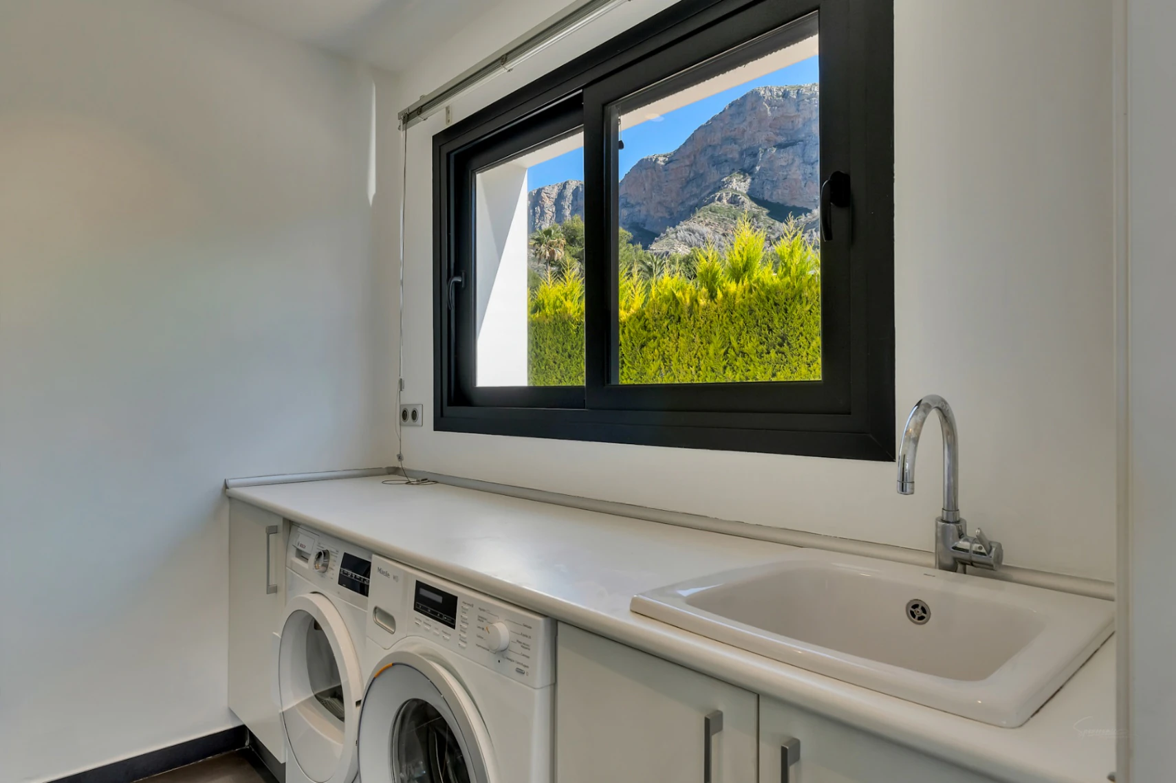 4870 - Exclusiva villa moderna con impresionantes vistas abiertas en una demandada zona de Jávea