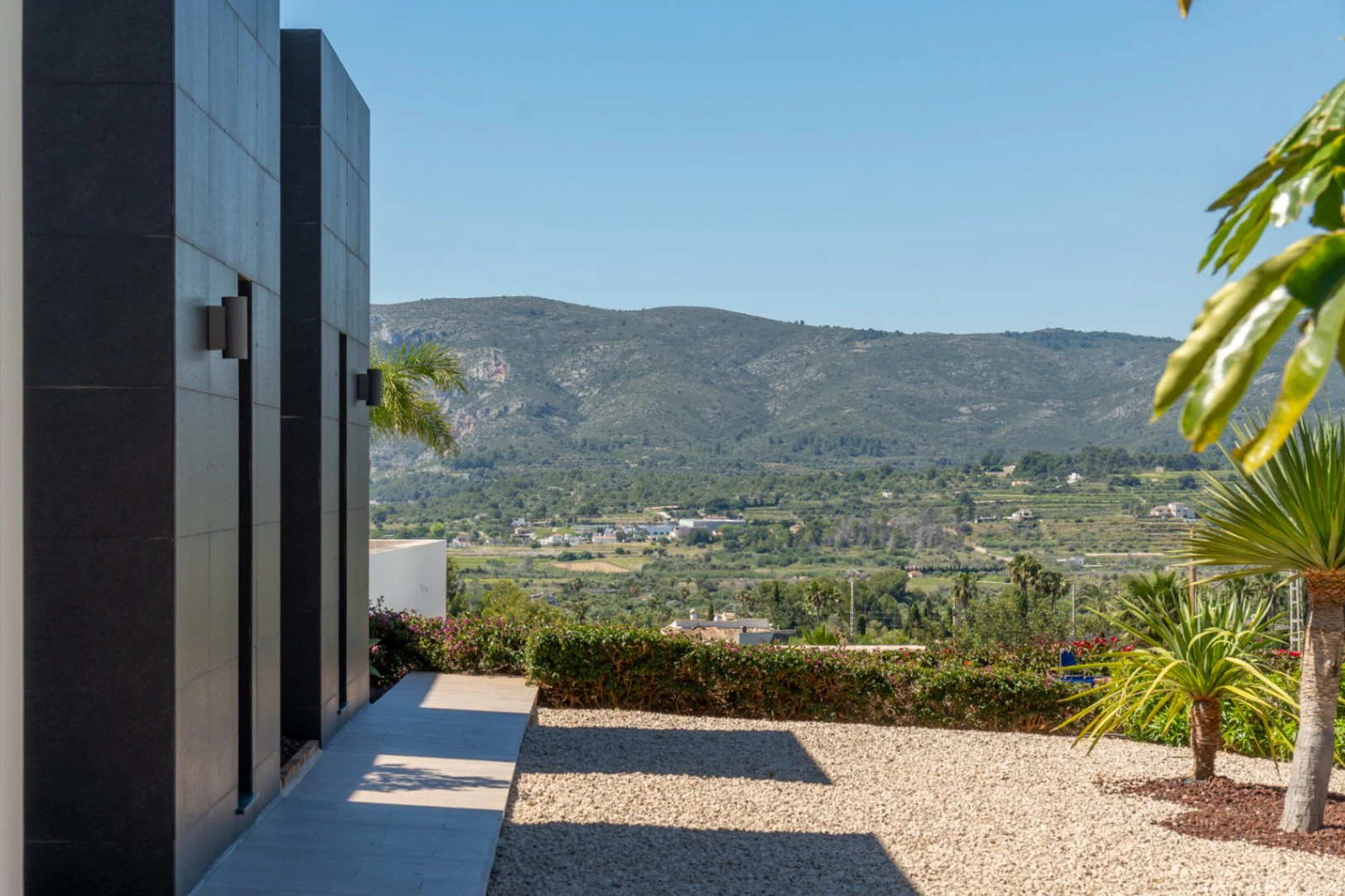 4870 - Exclusiva villa moderna con impresionantes vistas abiertas en una demandada zona de Jávea