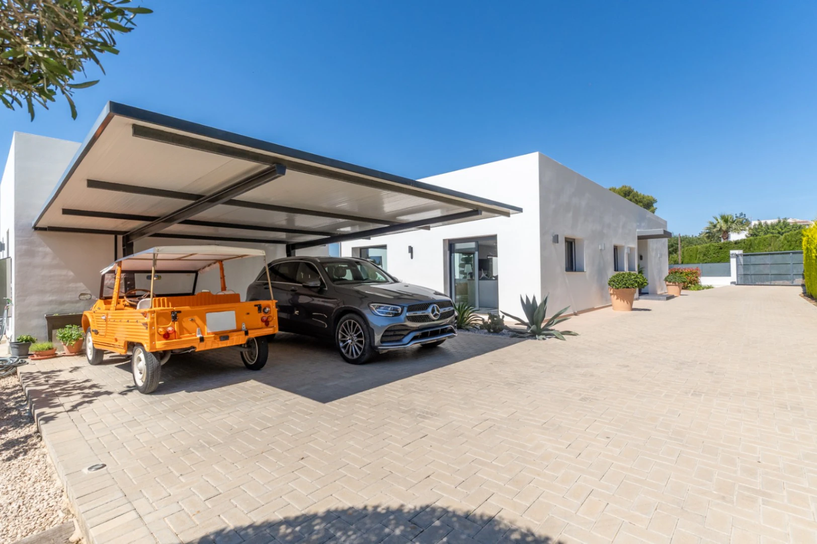 4870 - Exclusiva villa moderna con impresionantes vistas abiertas en una demandada zona de Jávea
