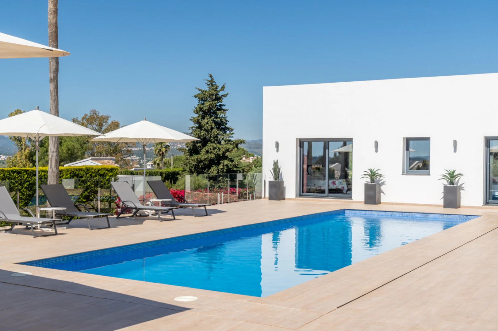 4870 - Exclusiva villa moderna con impresionantes vistas abiertas en una demandada zona de Jávea