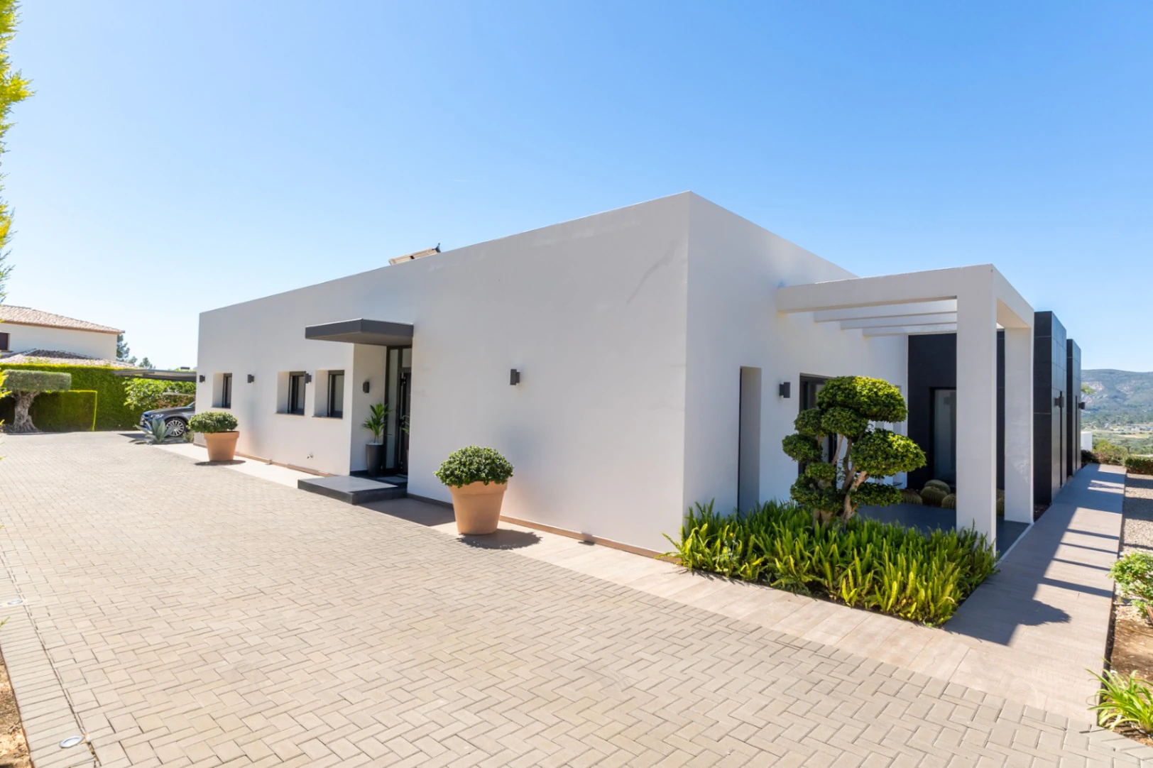 4870 - Exclusiva villa moderna con impresionantes vistas abiertas en una demandada zona de Jávea
