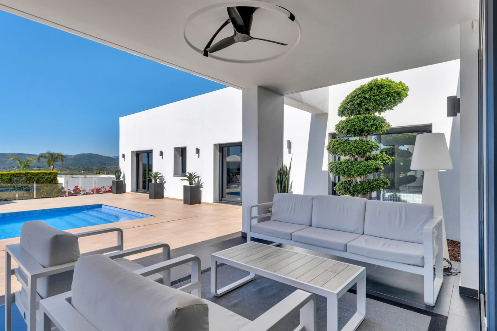 4870 - Exclusiva villa moderna con impresionantes vistas abiertas en una demandada zona de Jávea