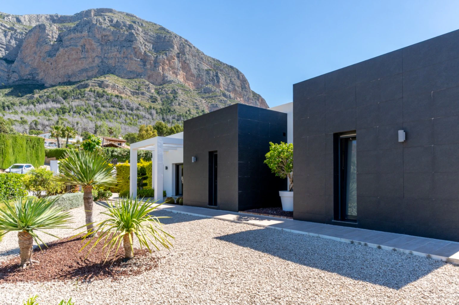 4870 - Exclusiva villa moderna con impresionantes vistas abiertas en una demandada zona de Jávea