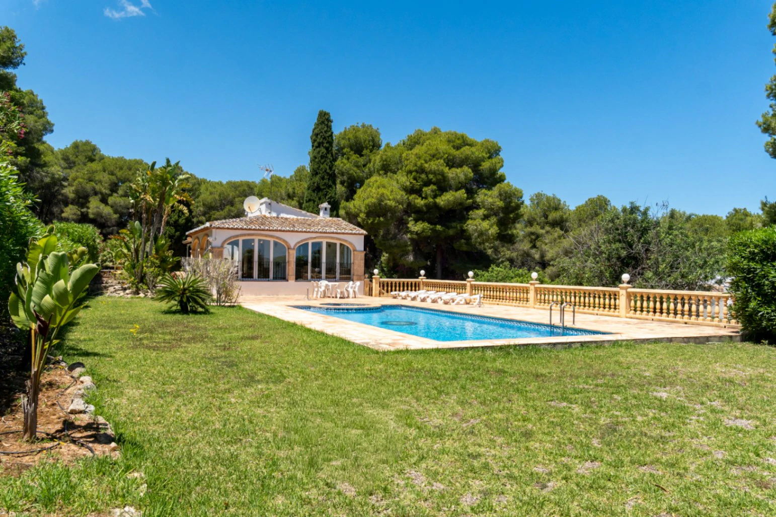 4890 - Propiedad con gran potencial de ampliación en una tranquila zona de Jávea