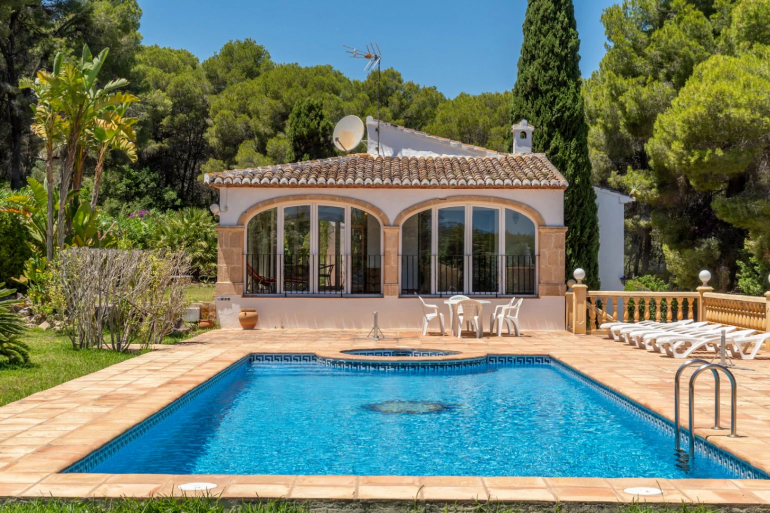 4890 - Propiedad con gran potencial de ampliación en una tranquila zona de Jávea