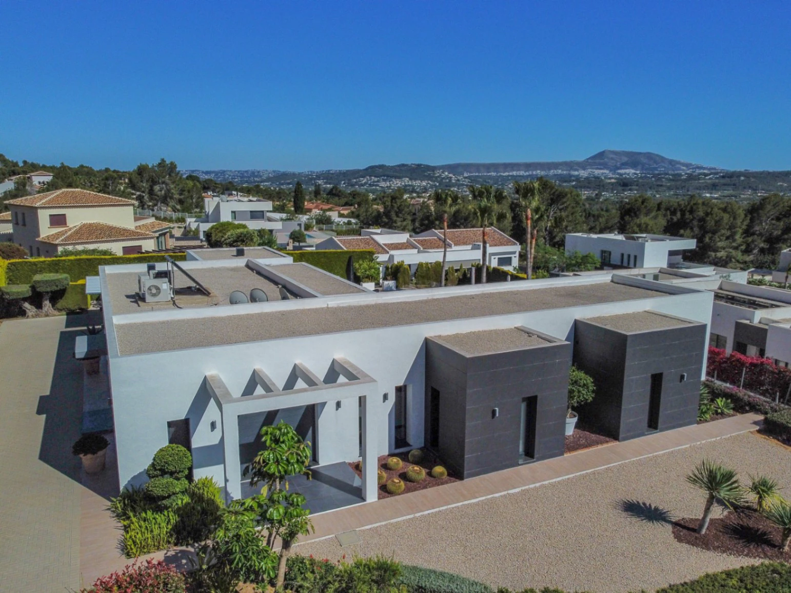 4870 - Exclusiva villa moderna con impresionantes vistas abiertas en una demandada zona de Jávea