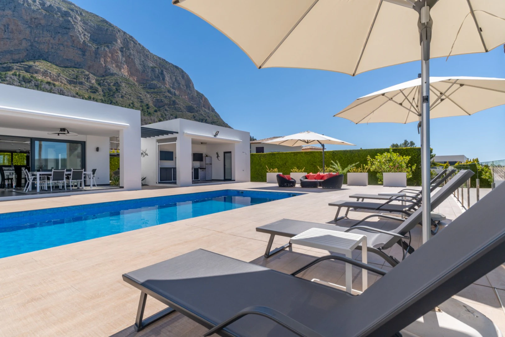 4870 - Exclusiva villa moderna con impresionantes vistas abiertas en una demandada zona de Jávea