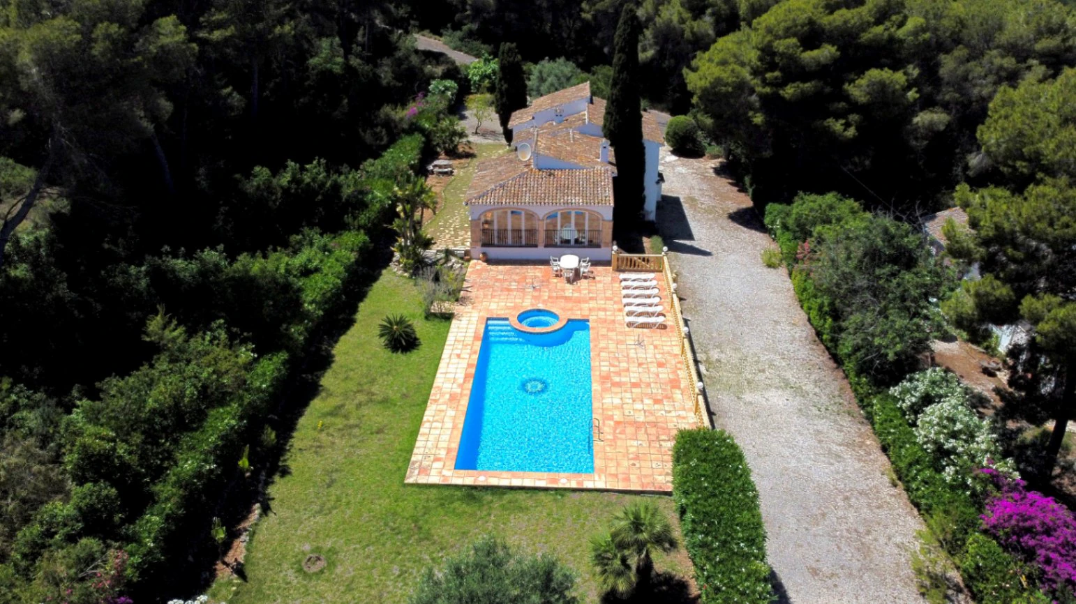 4890 - Propiedad con gran potencial de ampliación en una tranquila zona de Jávea