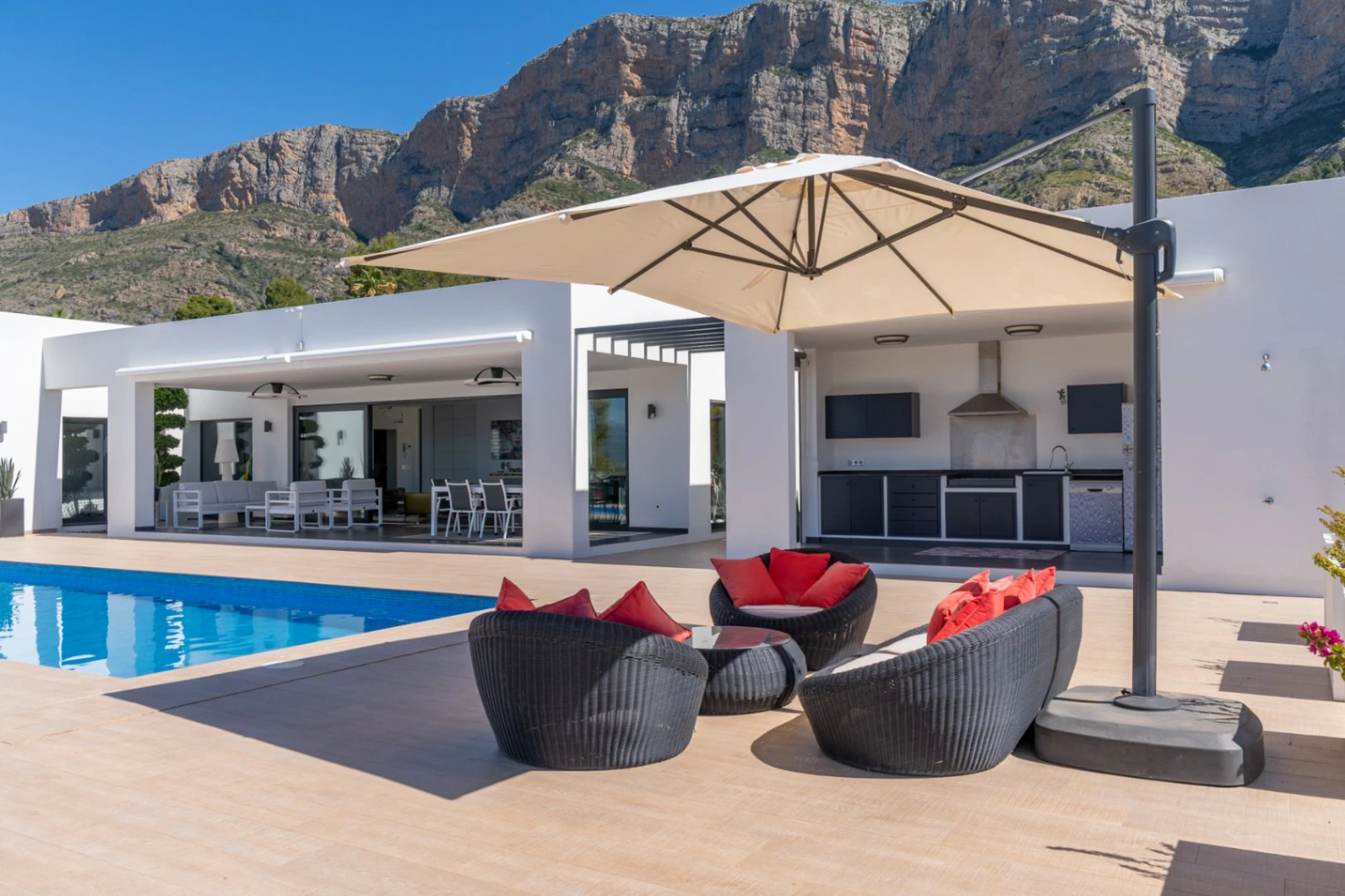4870 - Exclusiva villa moderna con impresionantes vistas abiertas en una demandada zona de Jávea