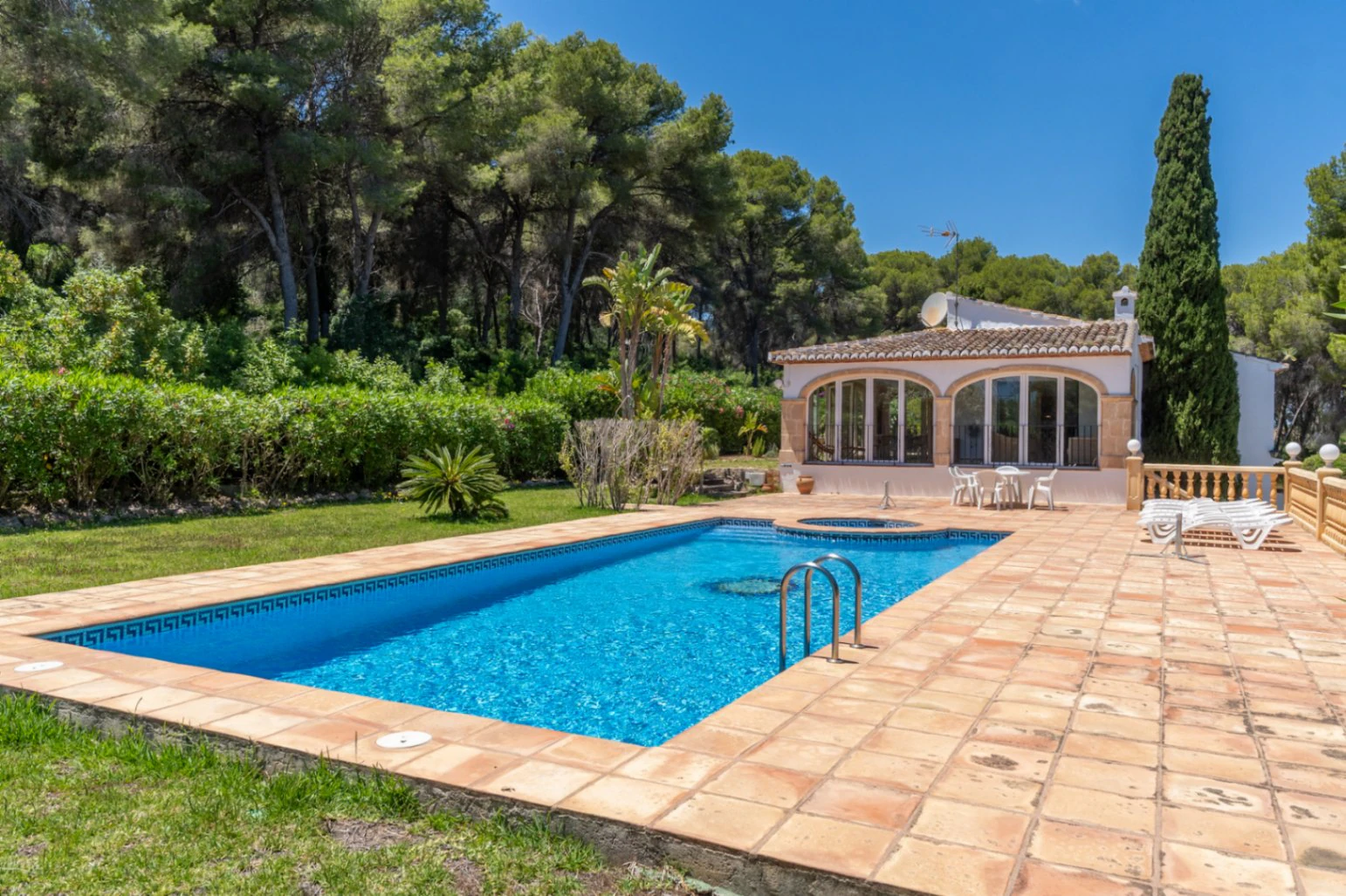 4890 - Propiedad con gran potencial de ampliación en una tranquila zona de Jávea