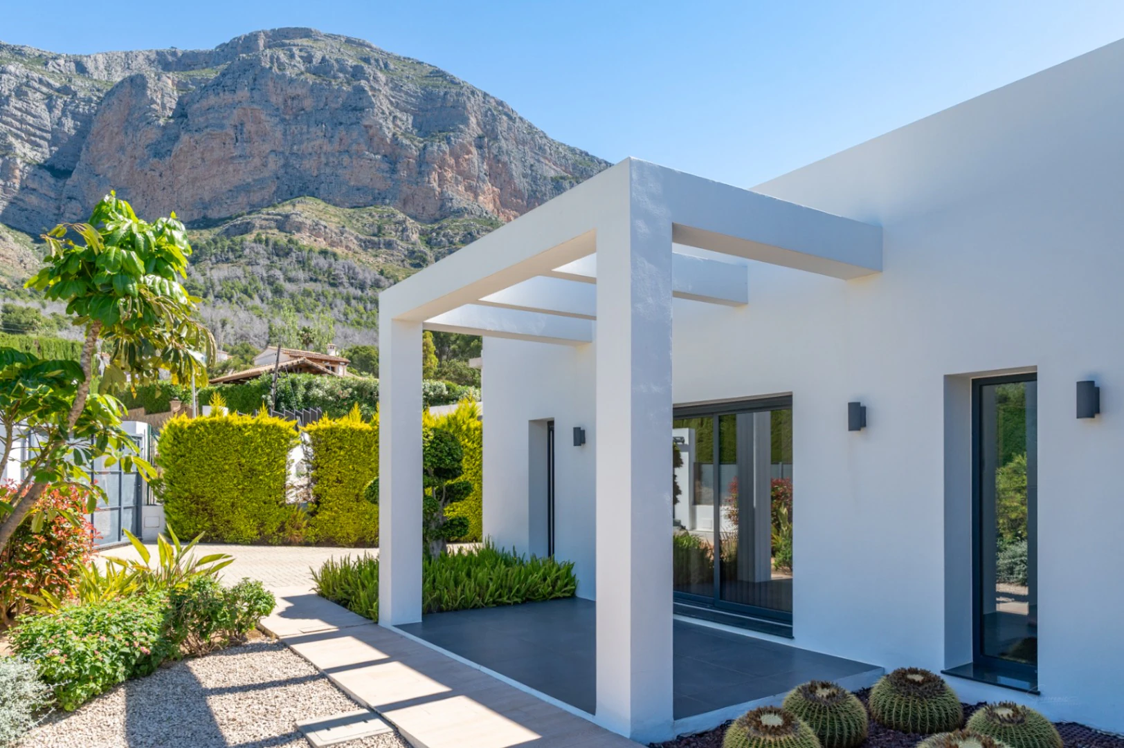 4870 - Exclusiva villa moderna con impresionantes vistas abiertas en una demandada zona de Jávea