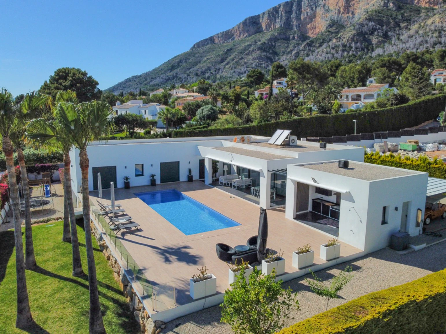 4870 - Exclusiva villa moderna con impresionantes vistas abiertas en una demandada zona de Jávea