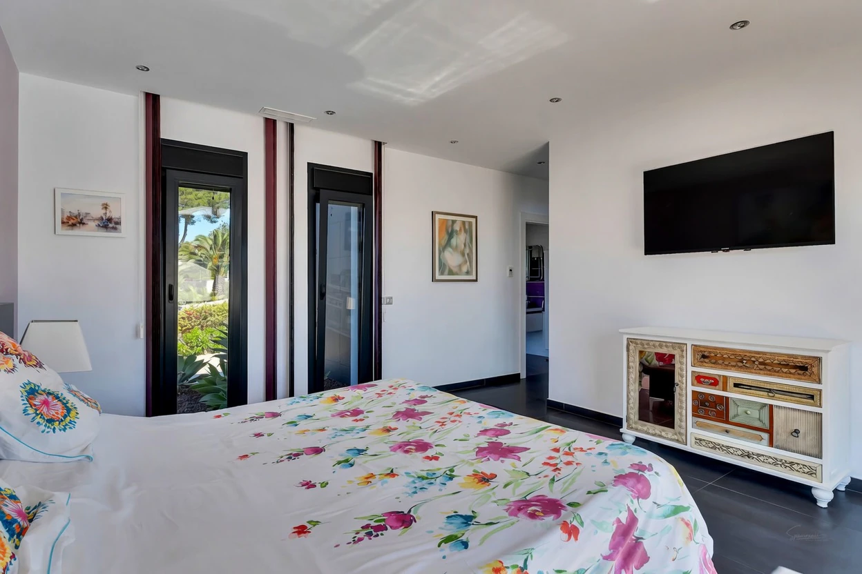 4870 - Exclusiva villa moderna con impresionantes vistas abiertas en una demandada zona de Jávea