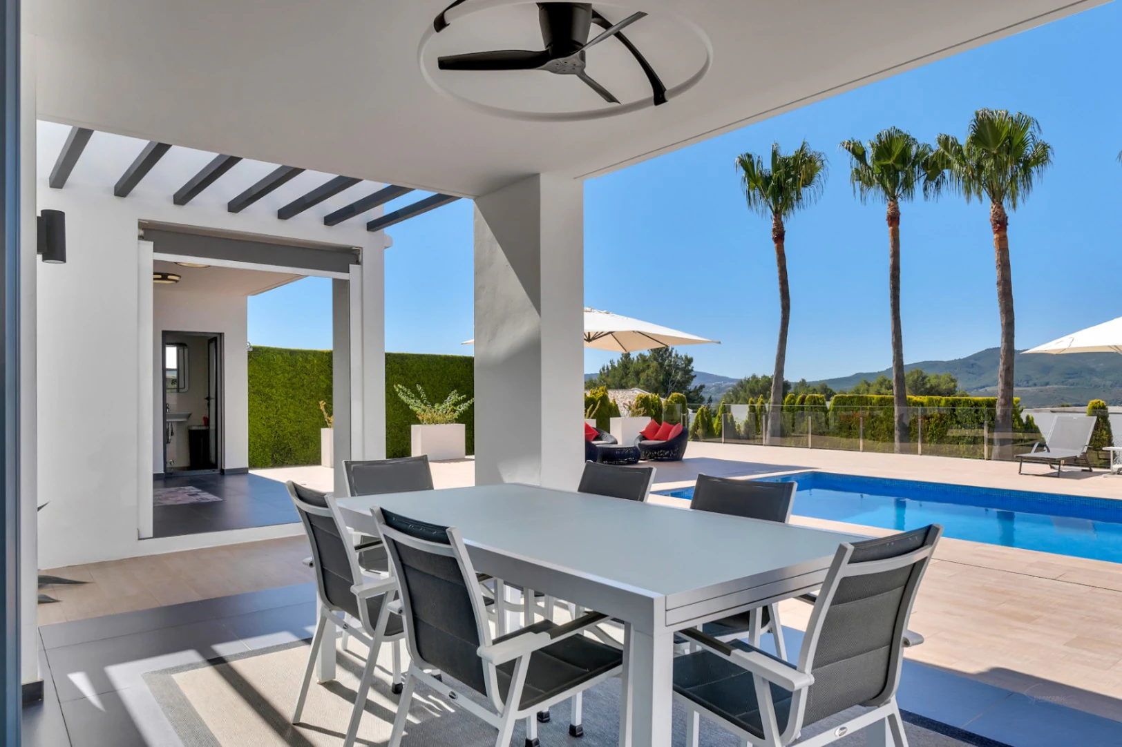 4870 - Exclusiva villa moderna con impresionantes vistas abiertas en una demandada zona de Jávea