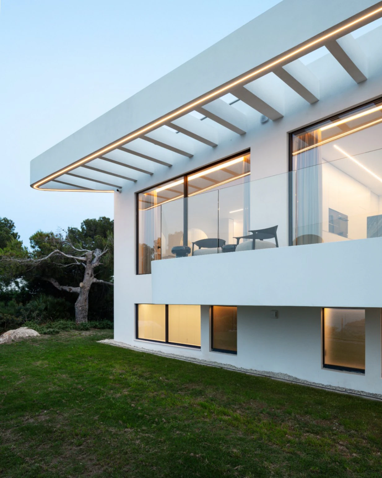 Spektakuläre neu gebaute Villa mit Panoramablick auf das Meer und die Berge.
