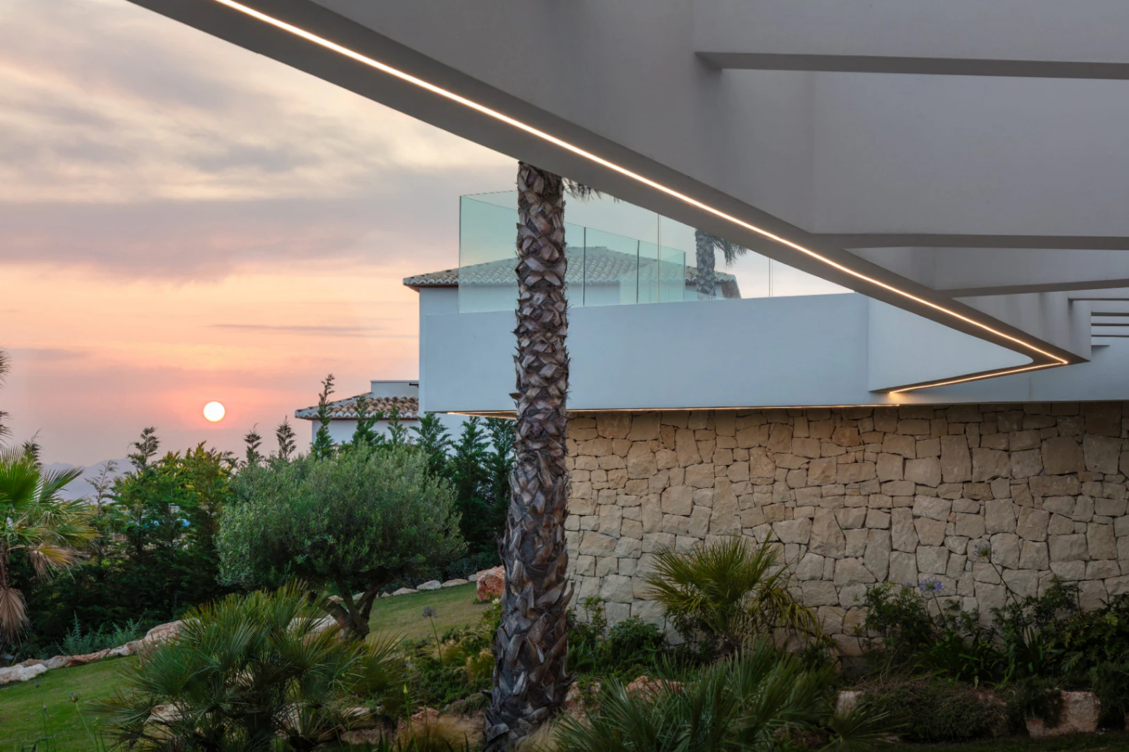 Spektakuläre neu gebaute Villa mit Panoramablick auf das Meer und die Berge.